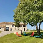 Maison En Pierre Situe Au Milieu Des Champs De Ble Pern