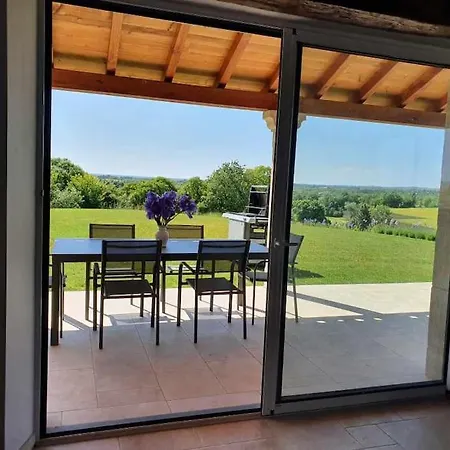 Maison En Pierre Situe Au Milieu Des Champs De Ble ヴィラ Pern