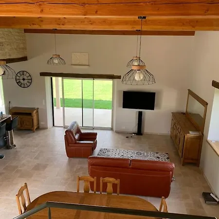 Villa Maison En Pierre Situe Au Milieu Des Champs De Ble