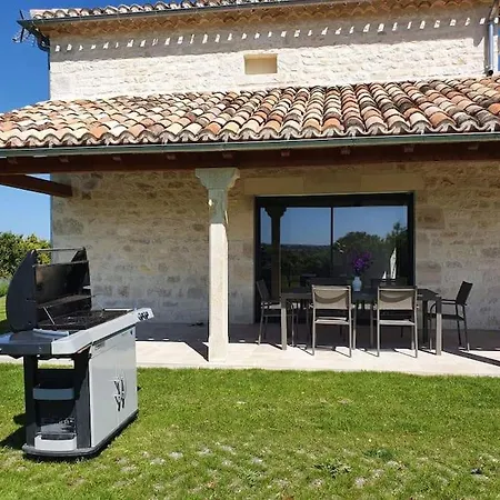 Villa Maison En Pierre Situe Au Milieu Des Champs De Ble