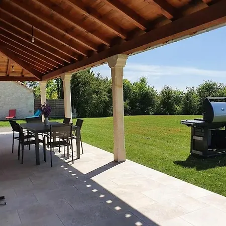 Maison En Pierre Situe Au Milieu Des Champs De Ble