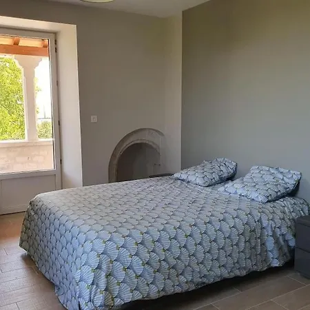 Maison En Pierre Situe Au Milieu Des Champs De Ble Pern