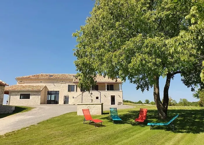 Maison En Pierre Situe Au Milieu Des Champs De Ble Pern