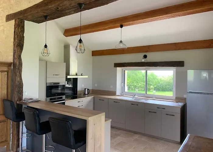 Maison En Pierre Situe Au Milieu Des Champs De Ble *