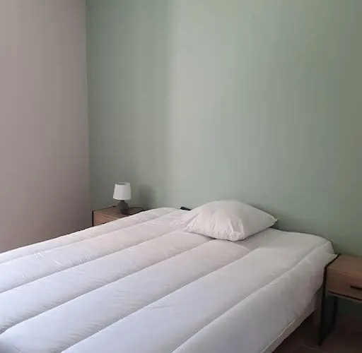 Villa Maison En Pierre Situe Au Milieu Des Champs De Ble