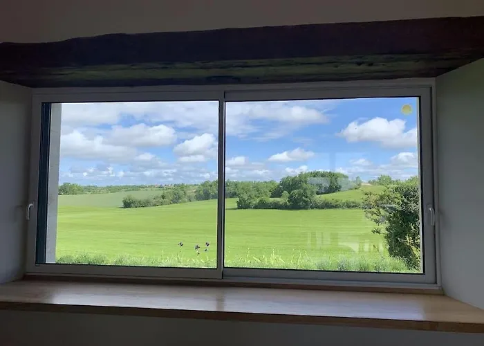 Maison En Pierre Situe Au Milieu Des Champs De Ble