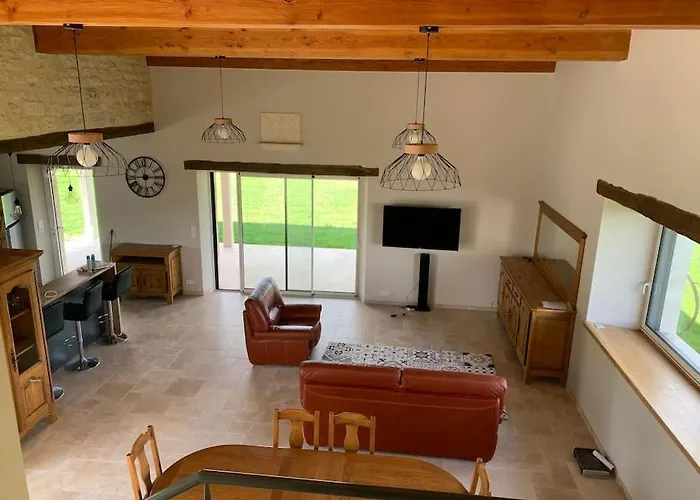 Villa Maison En Pierre Situe Au Milieu Des Champs De Ble