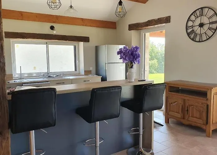 Maison En Pierre Situe Au Milieu Des Champs De Ble Willa