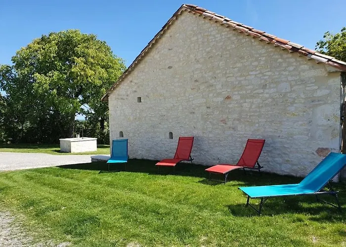 Maison En Pierre Situe Au Milieu Des Champs De Ble