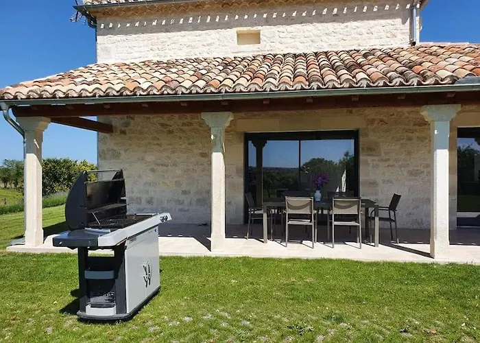 Villa Maison En Pierre Situe Au Milieu Des Champs De Ble