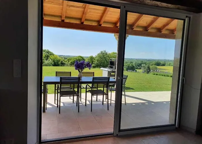 Maison En Pierre Situe Au Milieu Des Champs De Ble Villa Pern