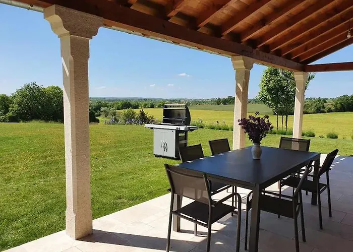 Maison En Pierre Situe Au Milieu Des Champs De Ble Villa