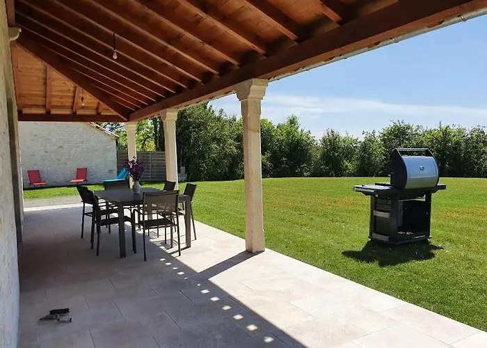 Maison En Pierre Situe Au Milieu Des Champs De Ble