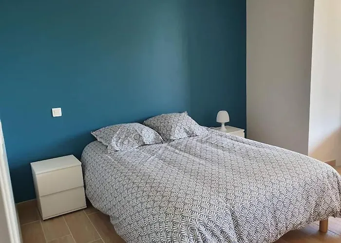 Villa Maison En Pierre Situe Au Milieu Des Champs De Ble Pern