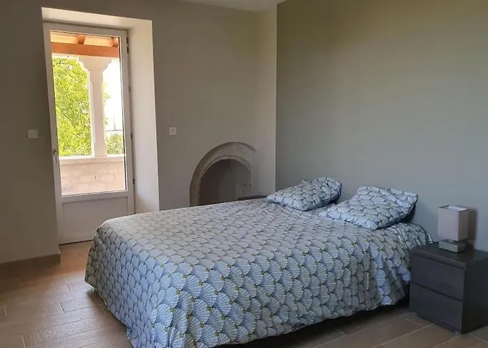 Maison En Pierre Situe Au Milieu Des Champs De Ble Pern