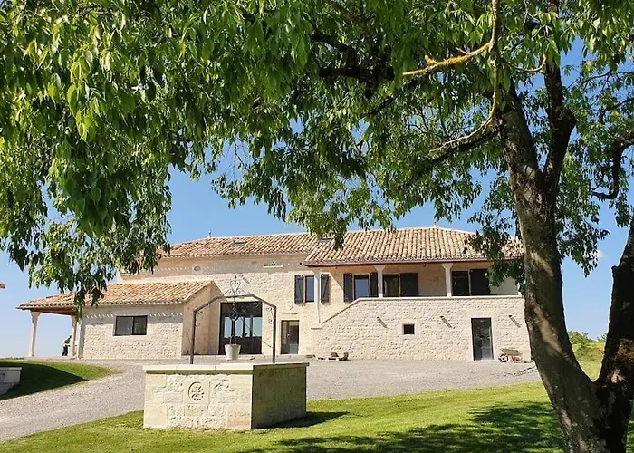 Maison En Pierre Situe Au Milieu Des Champs De Ble * Pern